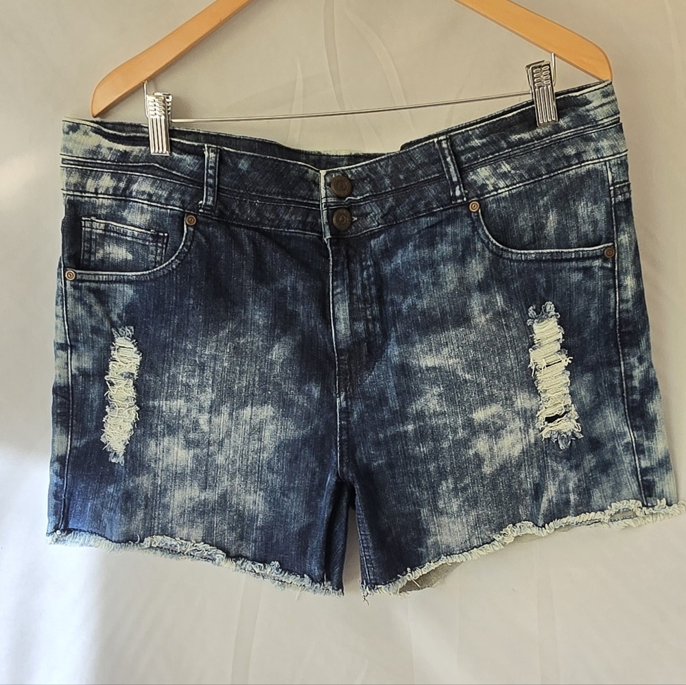 Zenobia XXL acid washed jean shorts stretchy distressed denim raw hem grungecore
